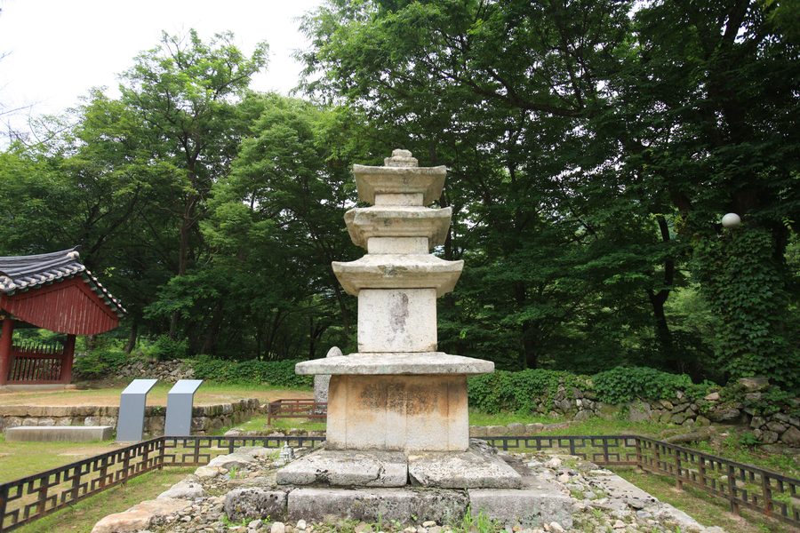 사나사 삼층석탑 사진입니다.