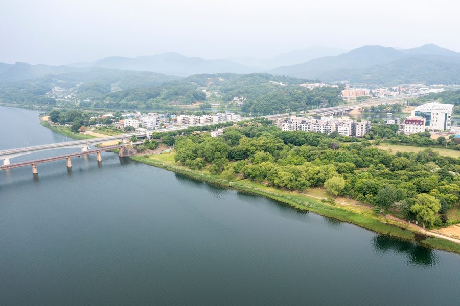 양수리 북한강 철교·강변 마을 항공 전경 사진입니다.